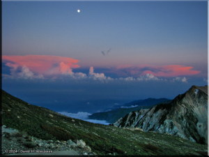 Jul23_468_MtShiroumadakeHut_SunsetTime_MoonRC